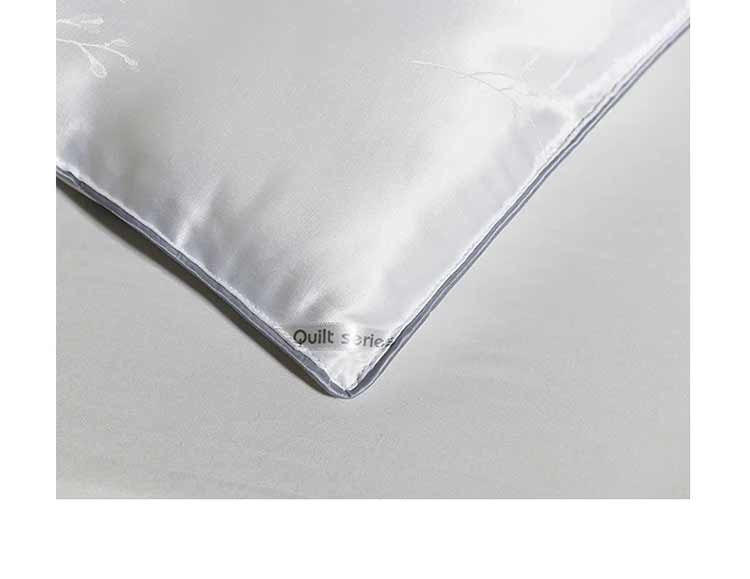 100% Mulberry Silk Comforter with Floral Design